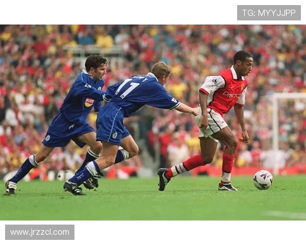 《从草根到巨星:探索足球运动员如何突破极限实现辉煌梦想》